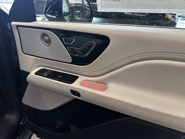 Certified 2025 Lincoln Aviator Black Label image 37