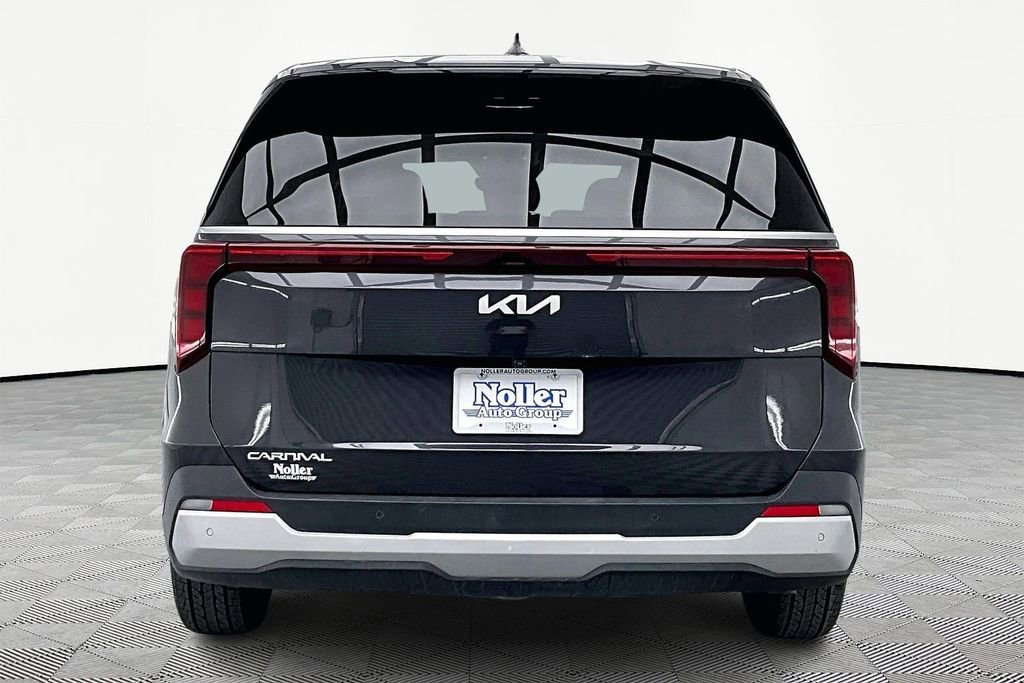 Used 2025 Kia Carnival image 4