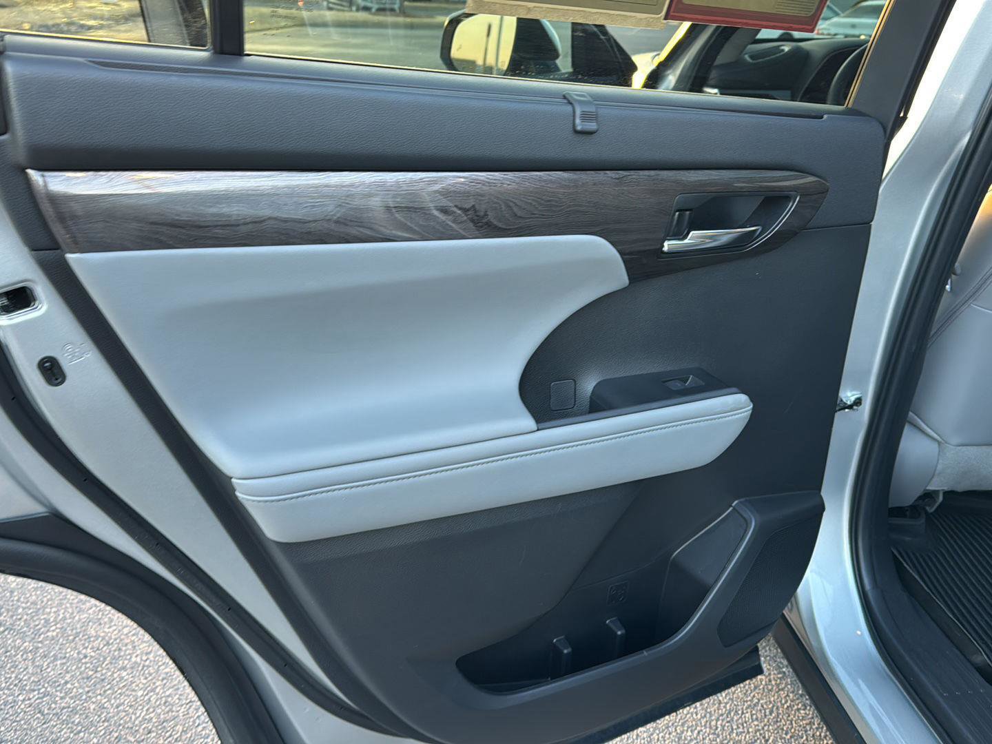 Used 2024 Toyota Highlander Platinum image 15