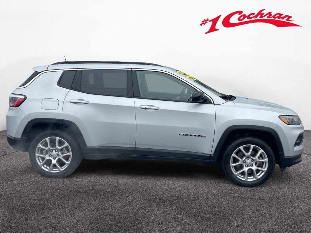 Used 2024 Jeep Compass Latitude image 25