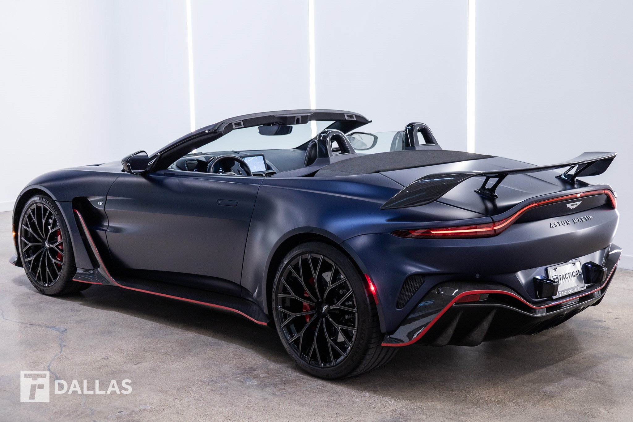 Used 2023 Aston Martin V12 Vantage Roadster RWD image 9