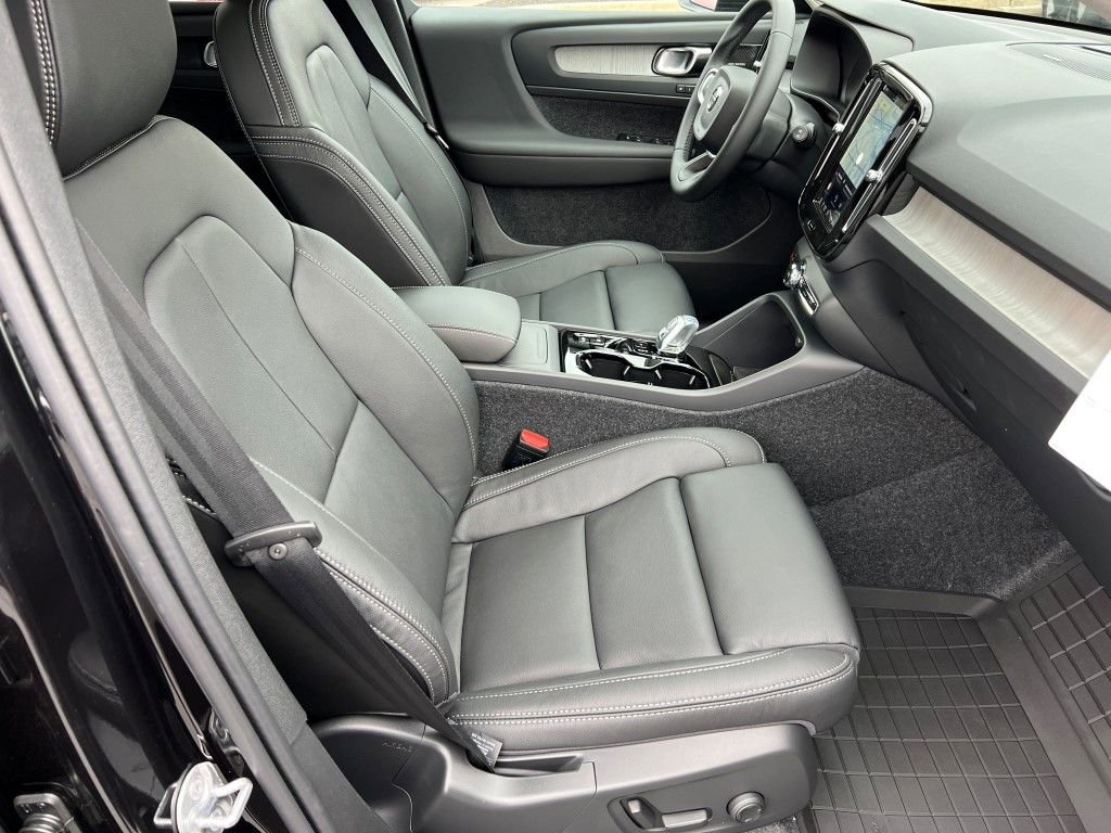 New 2026 Volvo XC40 B5 Ultra w/ Protection Package Premier image 9