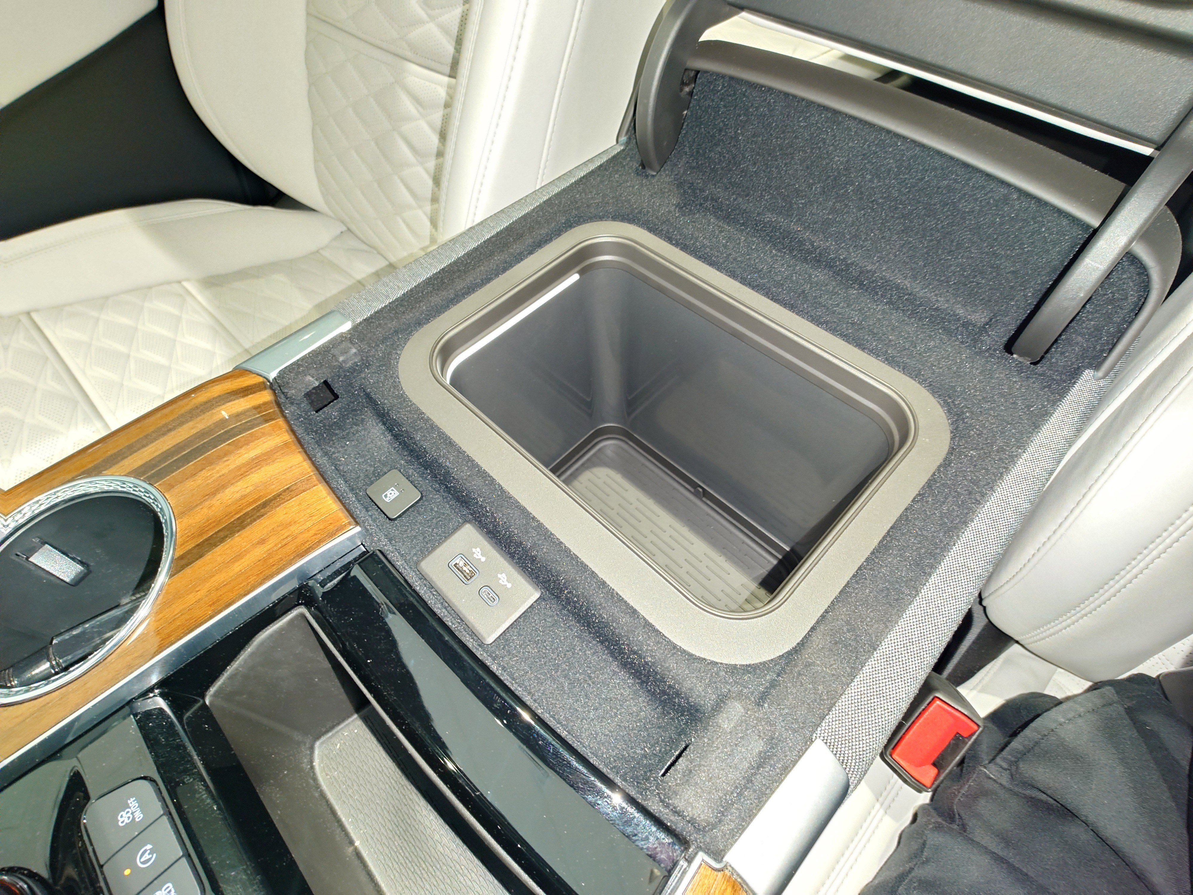 Used 2026 Cadillac Escalade Platinum Sport w/ LPO, Floor Liner Package AWD/4WD image 41