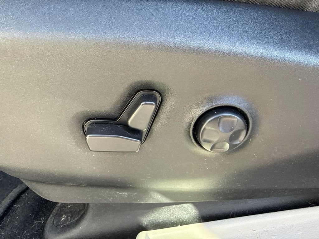 Used 2021 Chrysler Pacifica Touring w/ Uconnect Theater Family Group FWD image 17
