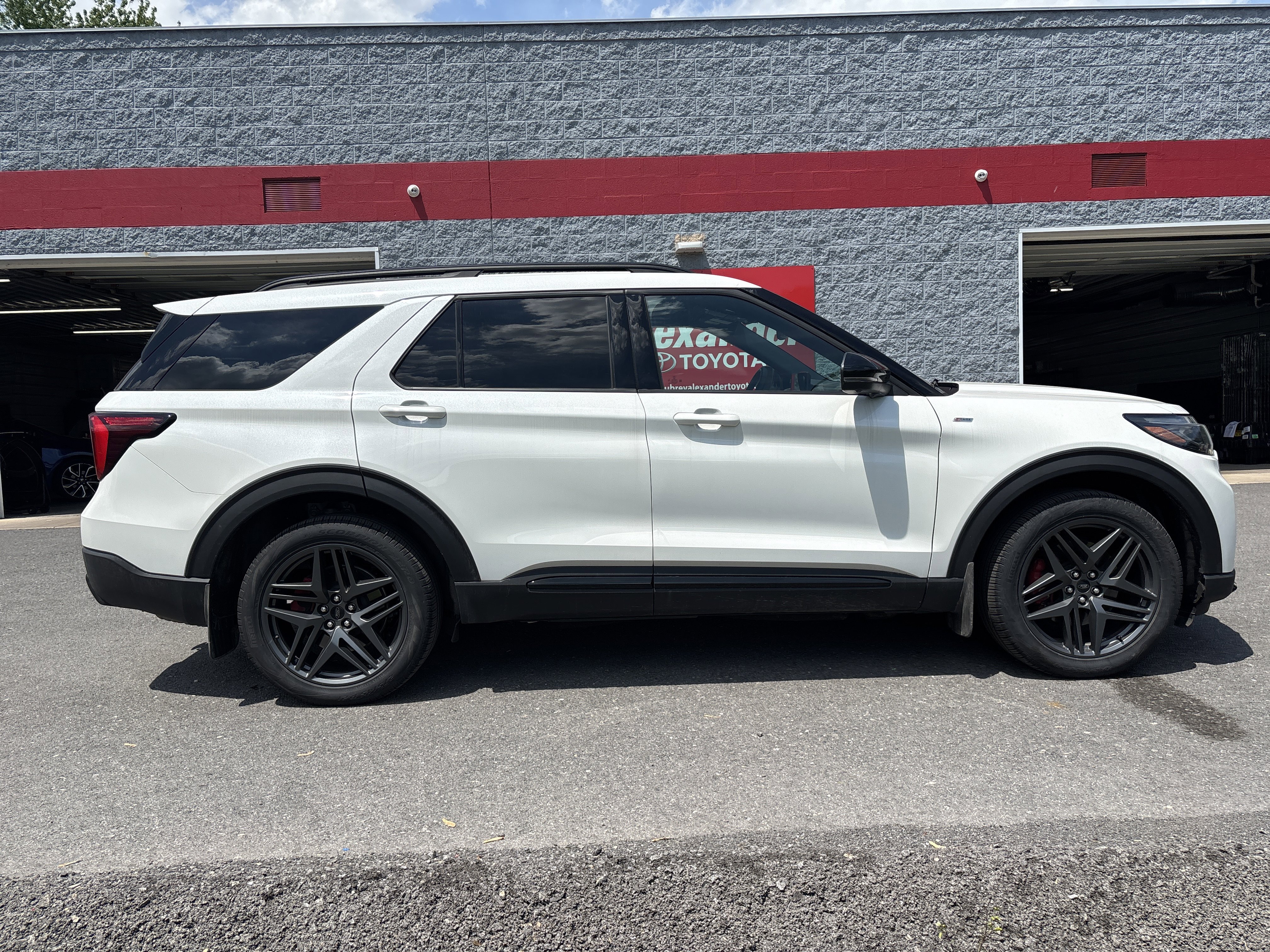 Used 2025 Ford Explorer ST-Line w/ Premium Package AWD/4WD image 2