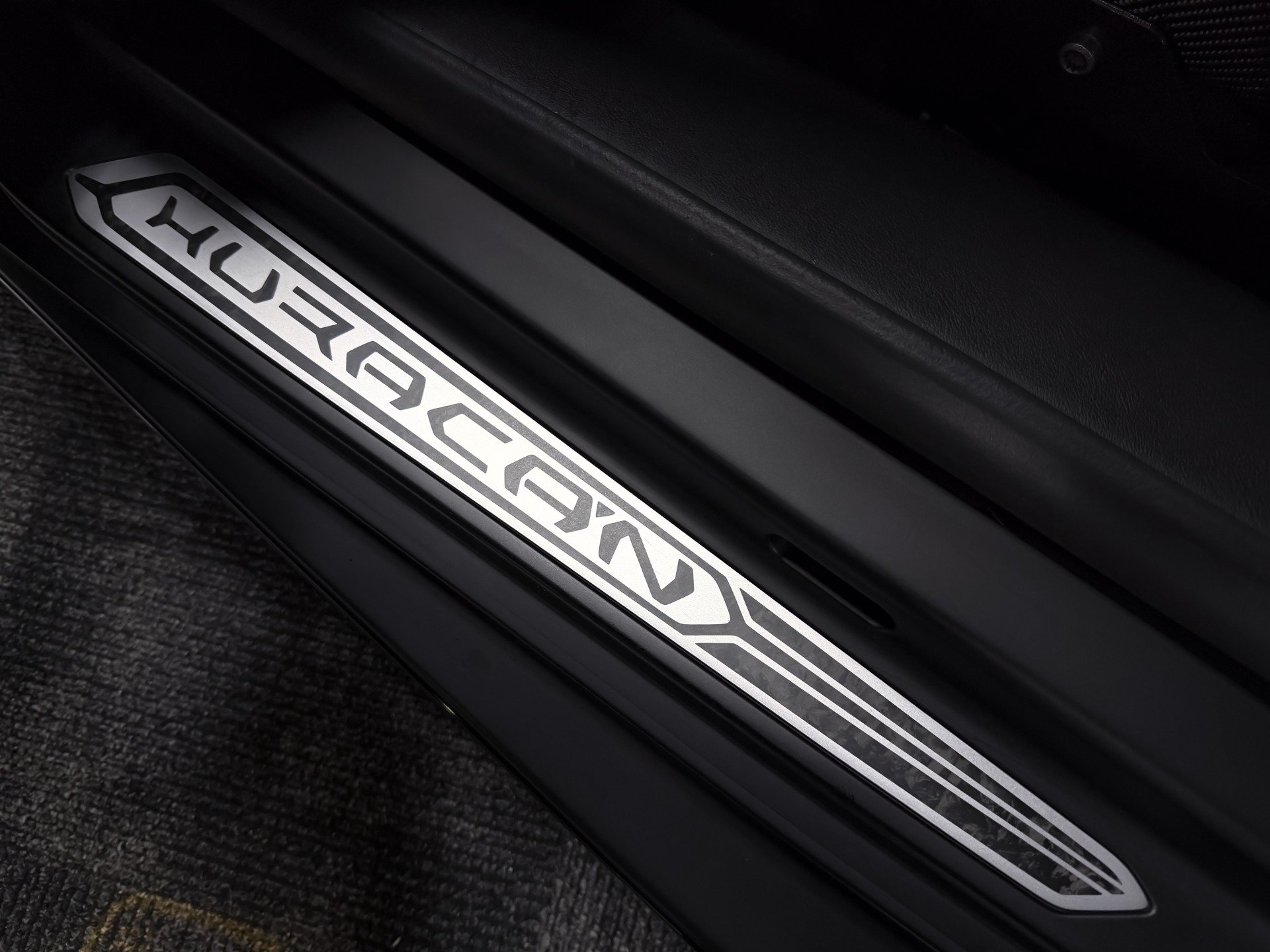 Used 2021 Lamborghini Huracan EVO RWD image 16