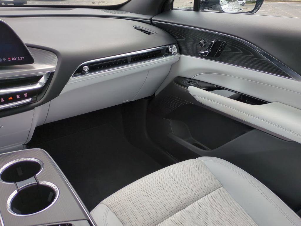 Used 2024 Cadillac Lyriq Luxury AWD/4WD image 16