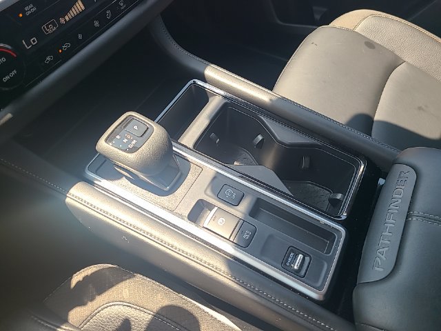 Used 2024 Nissan Pathfinder SL FWD image 22