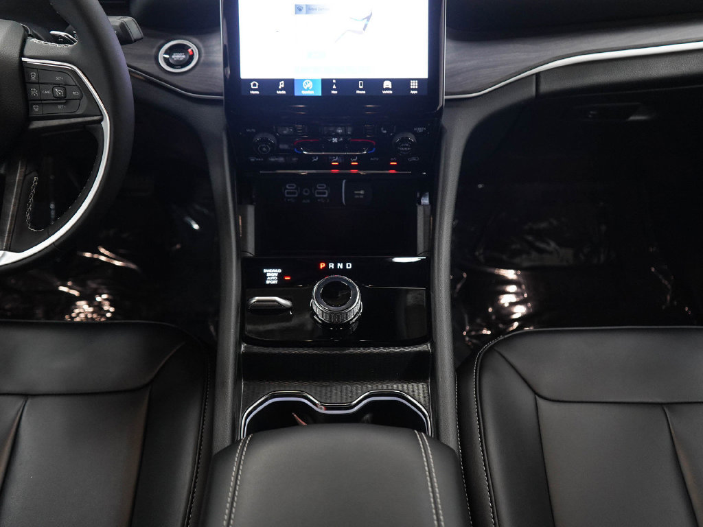 Used 2025 Jeep Grand Cherokee L Limited AWD/4WD image 17