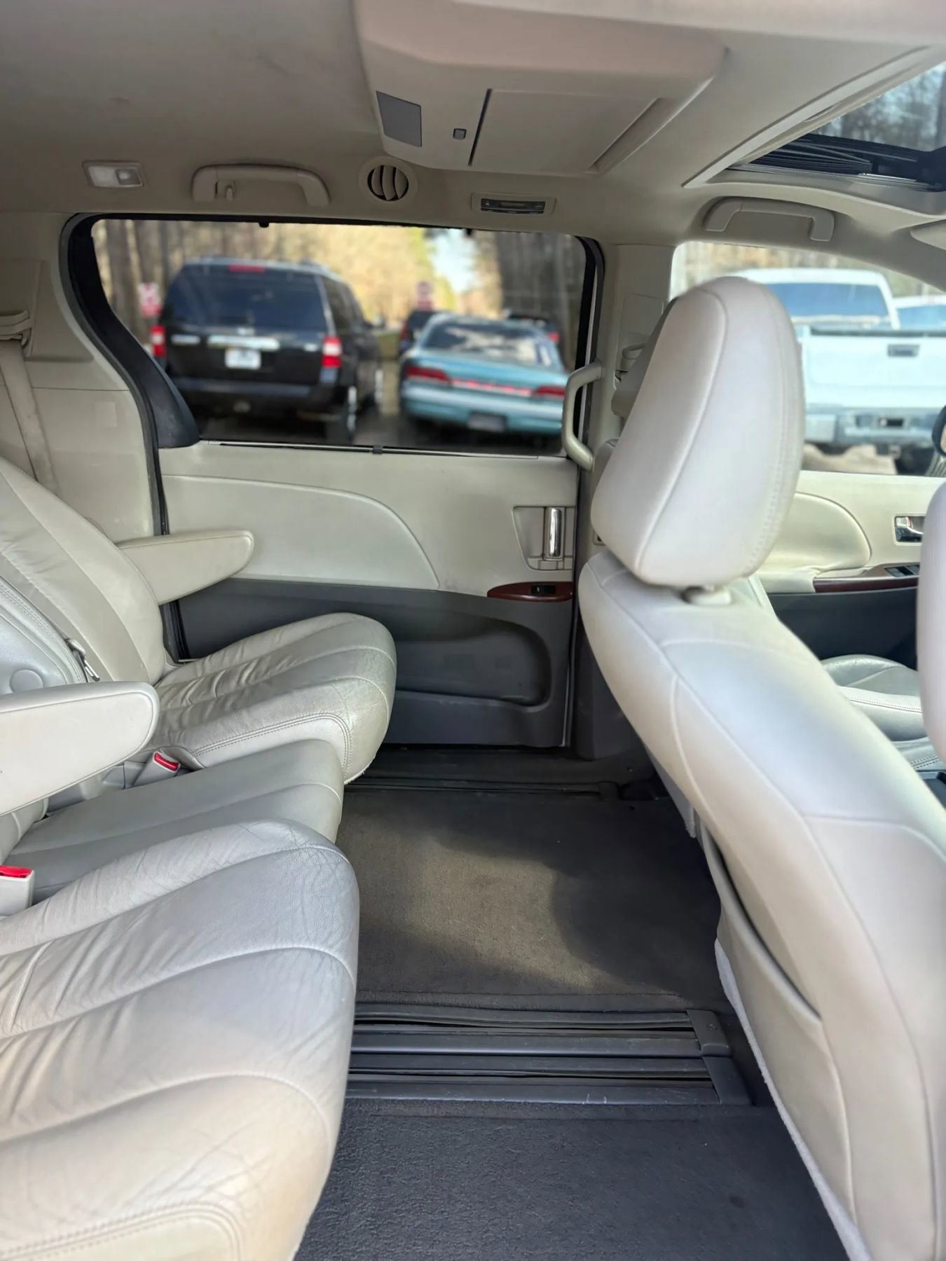 Used 2011 Toyota Sienna XLE w/ Entertainment Pkg image 34