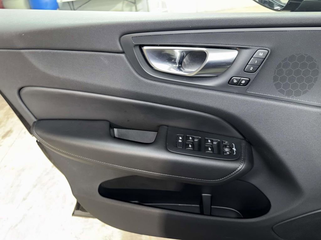 Used 2025 Volvo XC60 B5 Plus image 20
