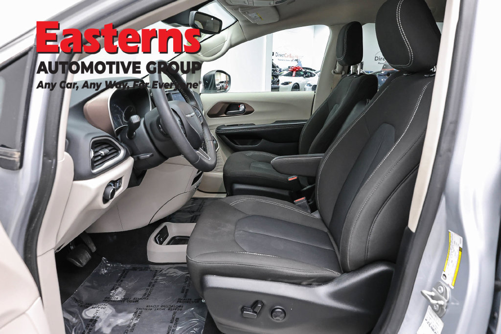 Used 2023 Chrysler Voyager LX FWD image 16