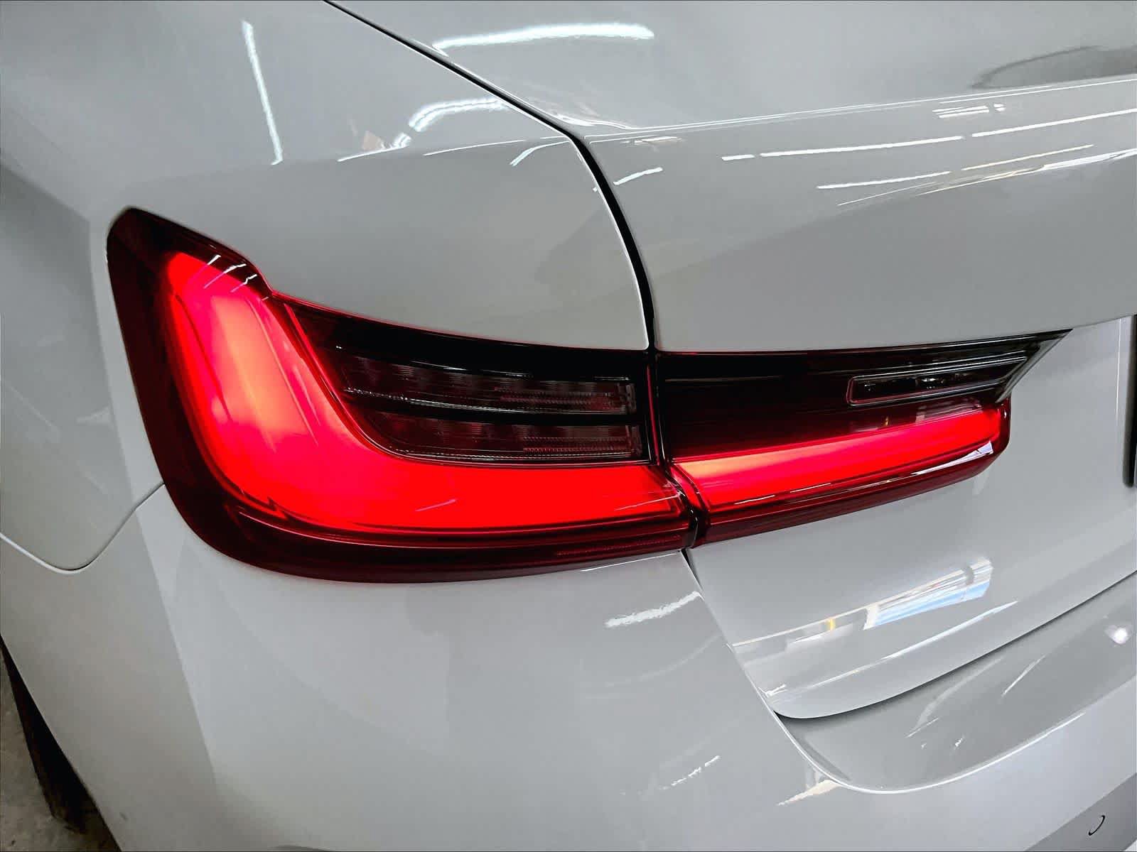 Used 2025 BMW 330i Sedan w/ Convenience Package RWD image 32