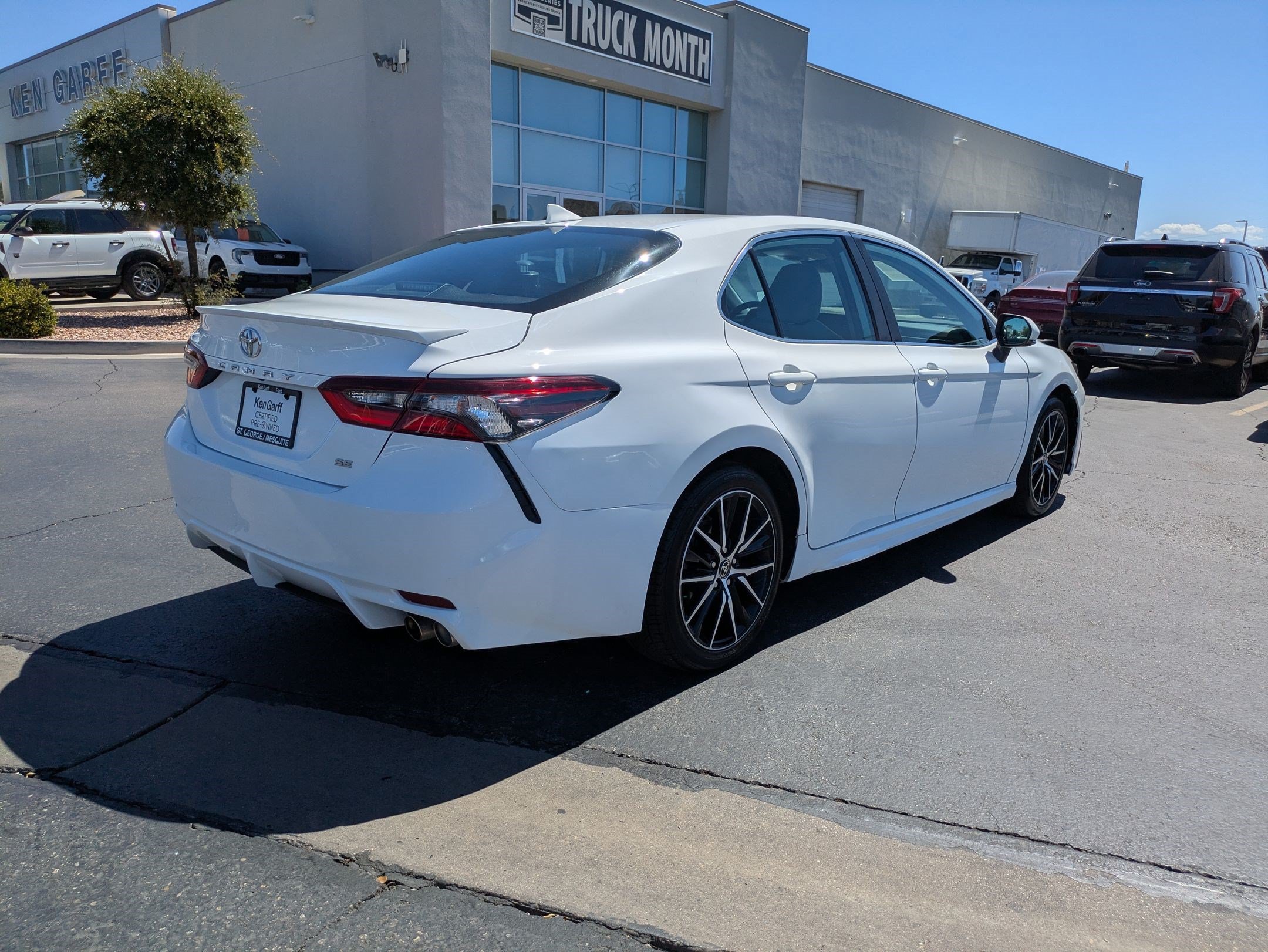Used 2023 Toyota Camry SE FWD image 3