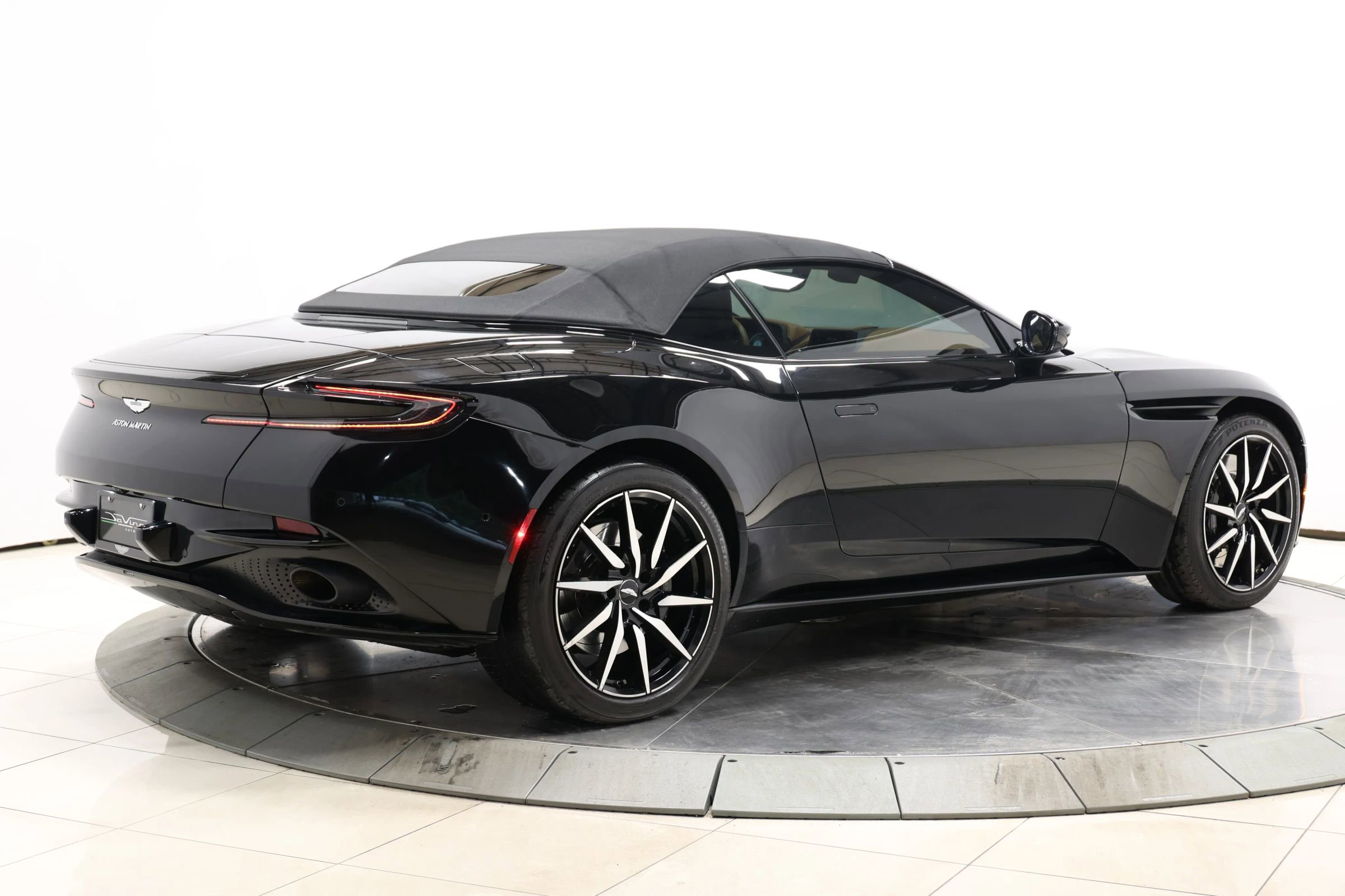 Used 2020 Aston Martin DB11 Volante image 96