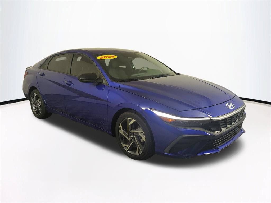 Used 2025 Hyundai Elantra Sport FWD image 2