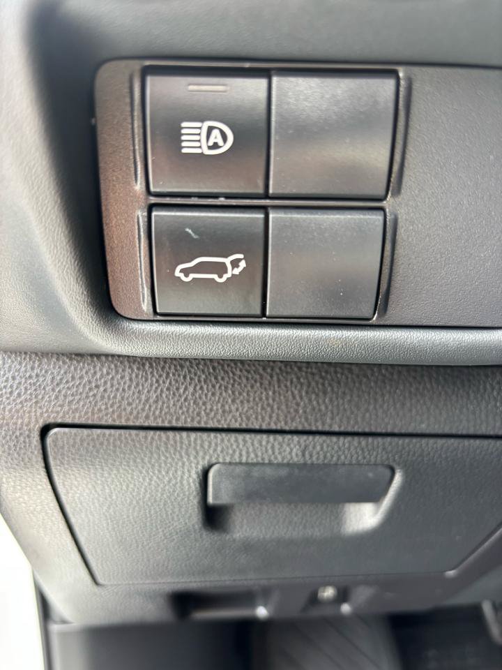 Used 2022 Toyota Highlander XLE AWD/4WD image 12