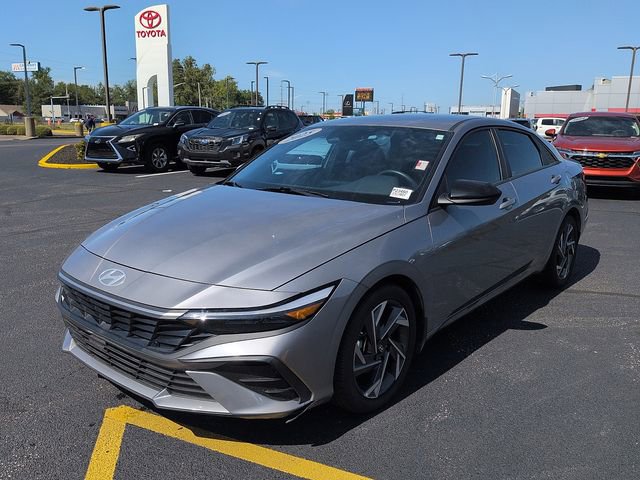 Used 2025 Hyundai Elantra Sport FWD image 3