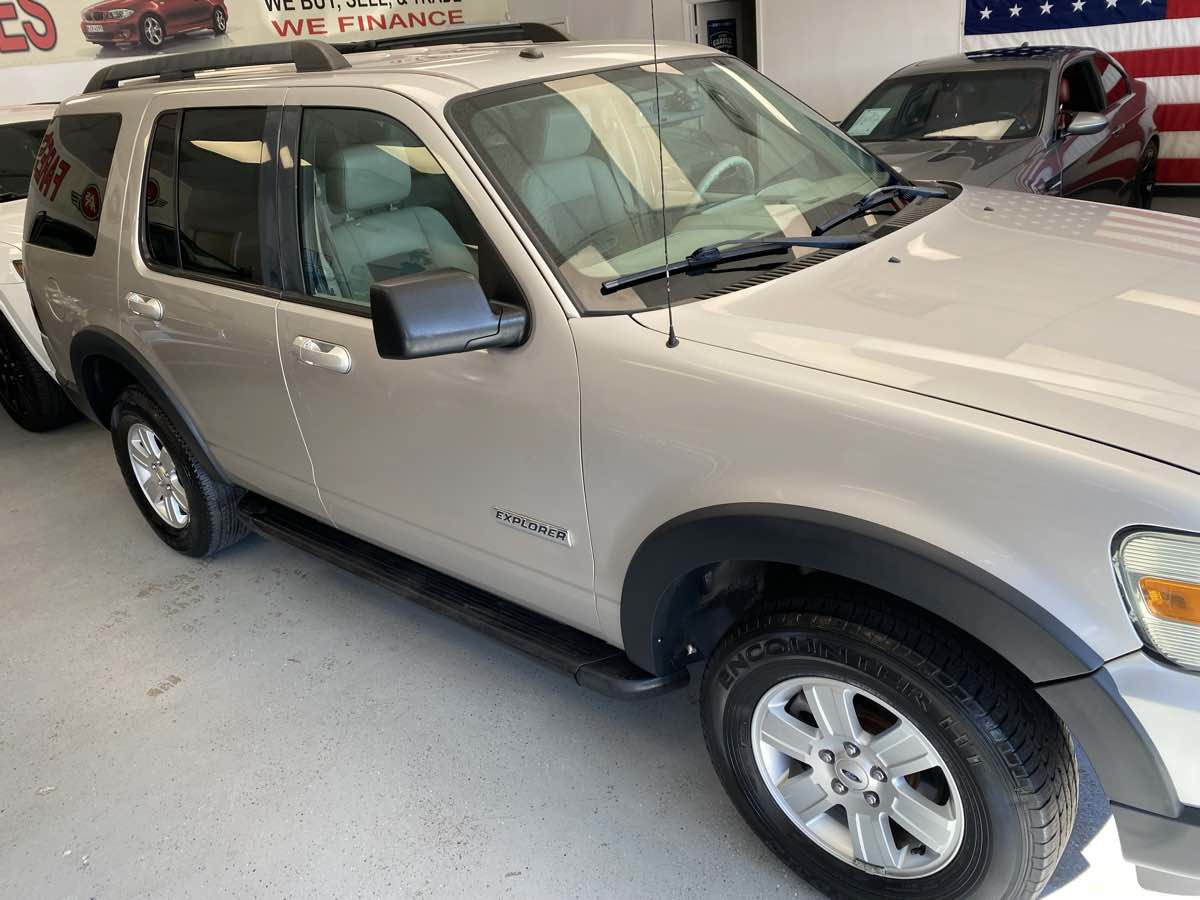 Used 2007 Ford Explorer XLT RWD image 3