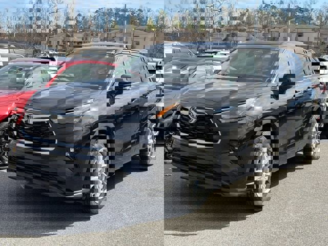 Used 2024 Toyota Highlander LE image 2