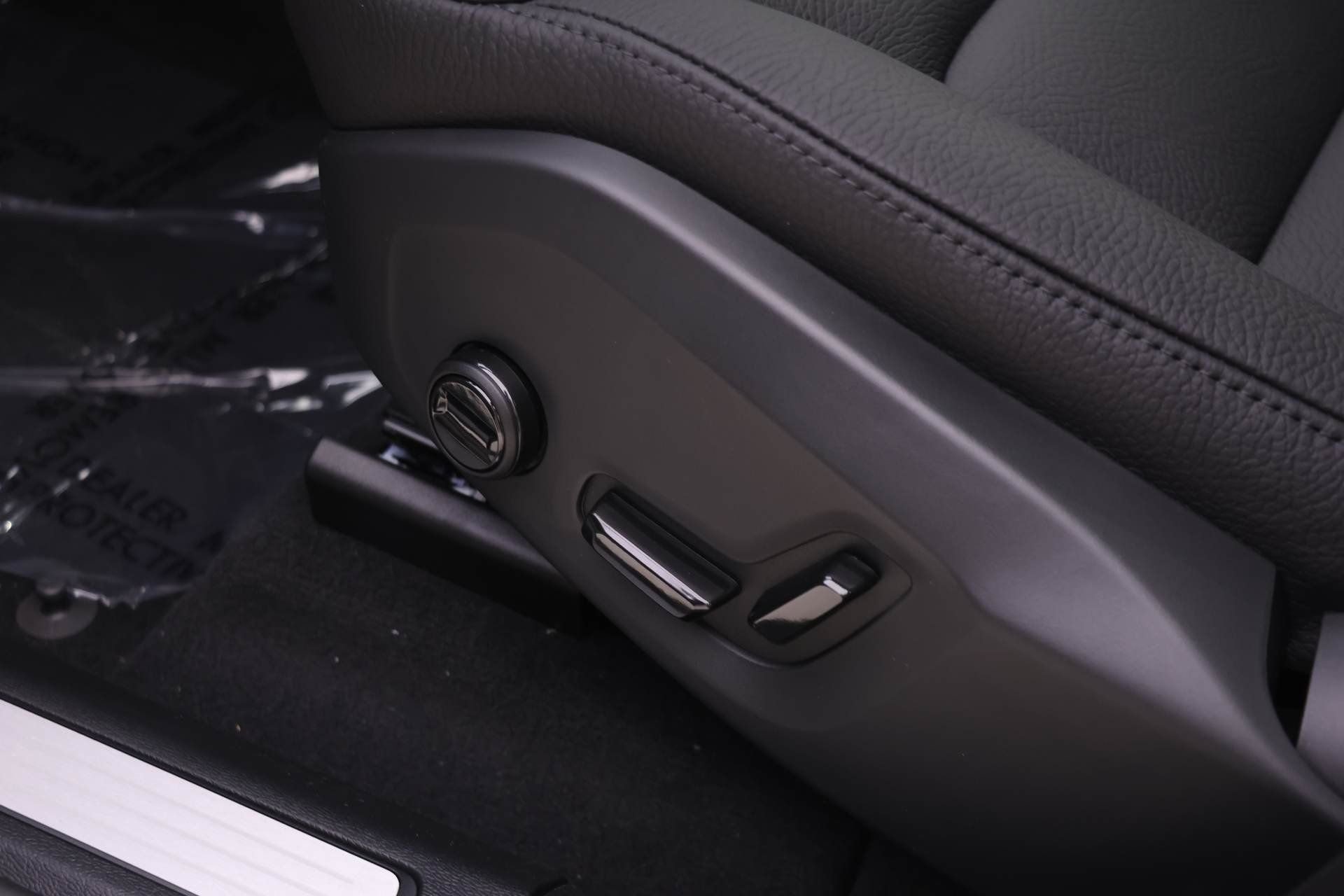 New 2025 Volvo XC60 T8 Plus w/ Protection Package Premier image 18