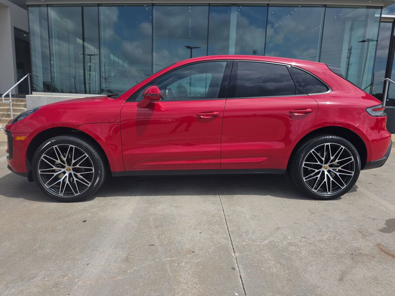 Certified 2022 Porsche Macan image 2