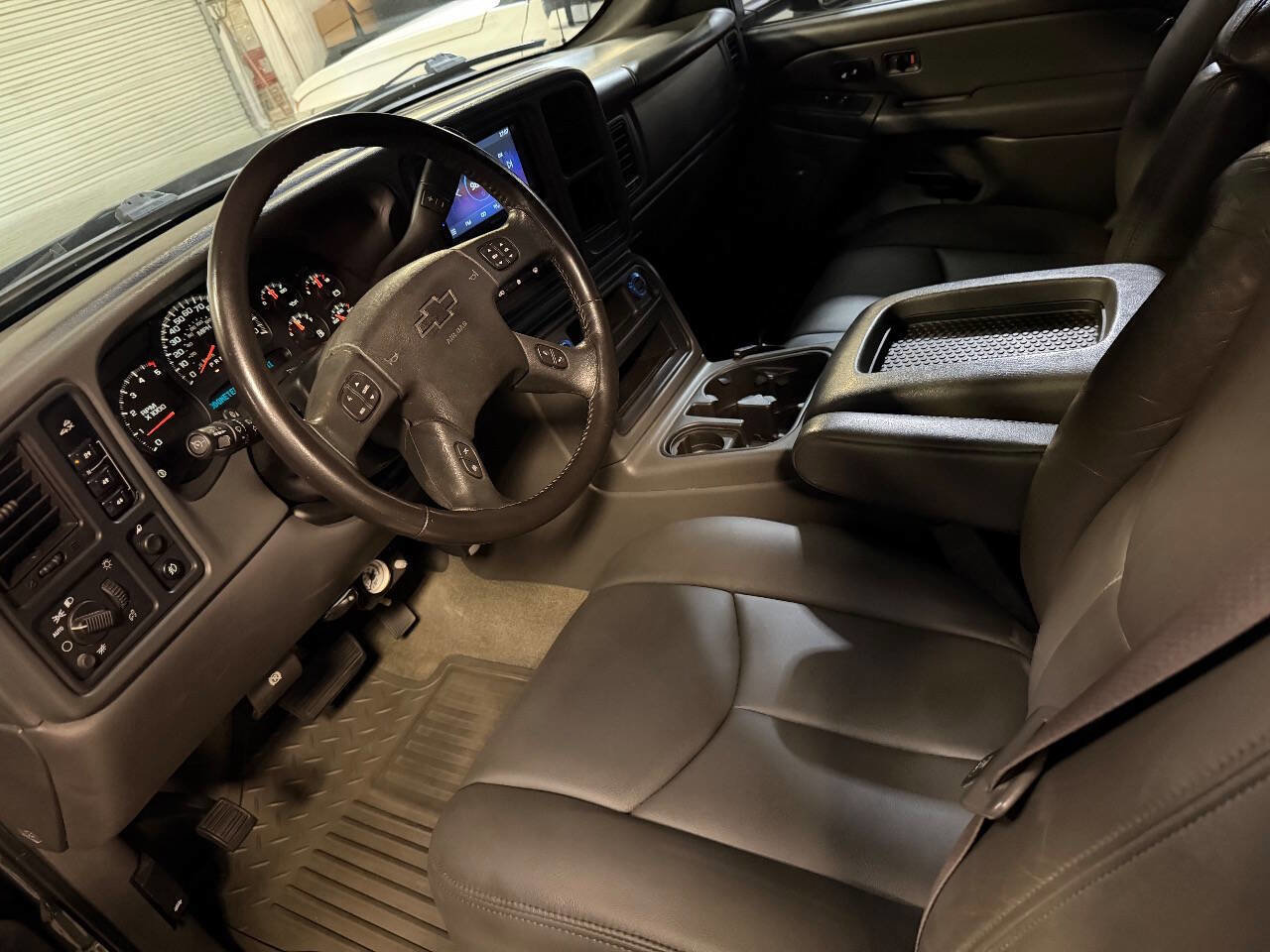 Used 2007 Chevrolet Silverado 2500 LT w/ Heavy-Duty Power Package image 2