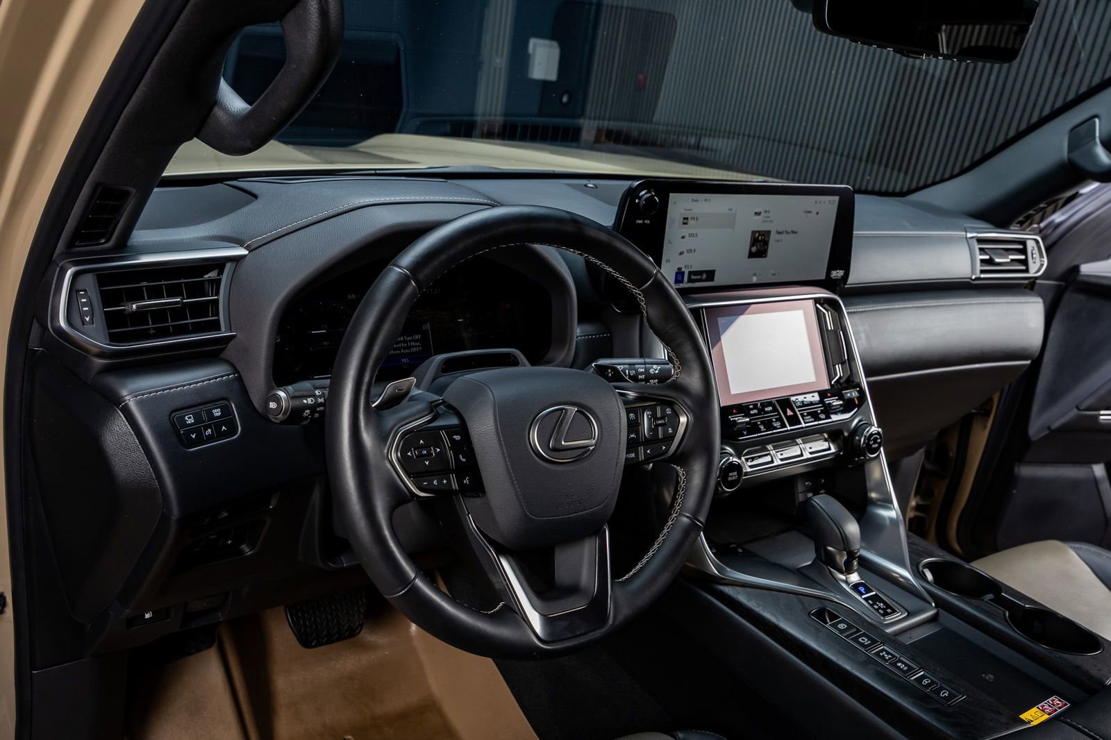 Used 2025 Lexus LX 700h Overtrail image 16