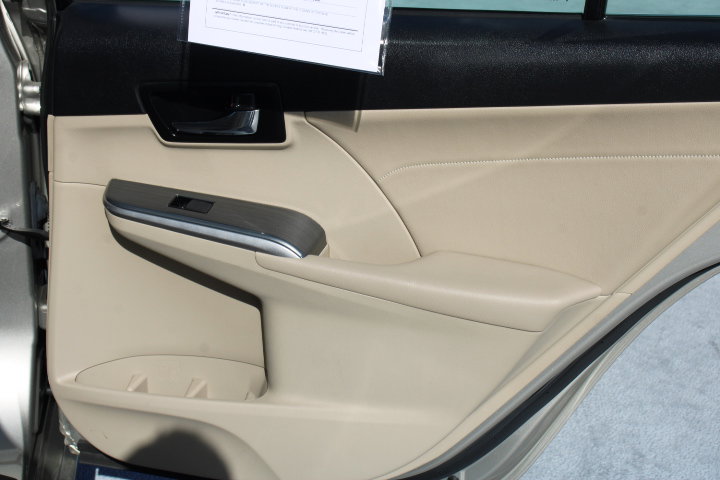 Used 2014 Toyota Camry XLE w/ Leather Package image 16