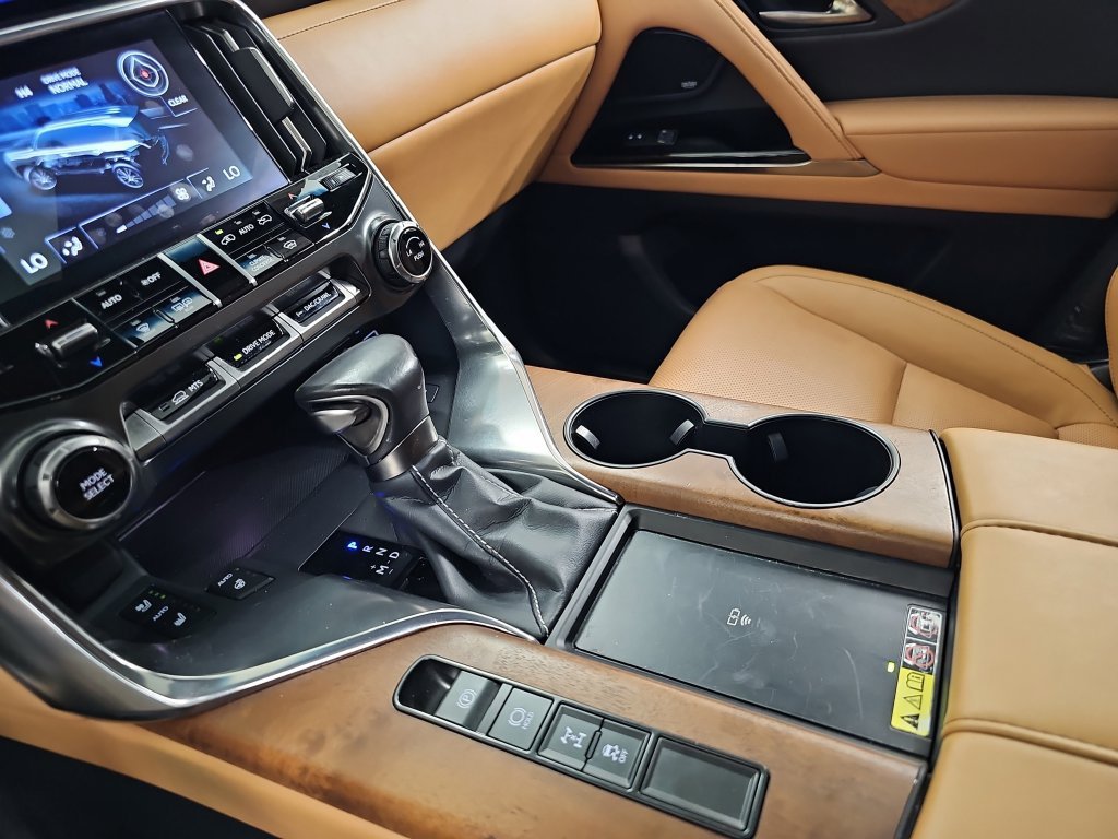 Used 2022 Lexus LX 600 4WD w/ Appearance Package image 28