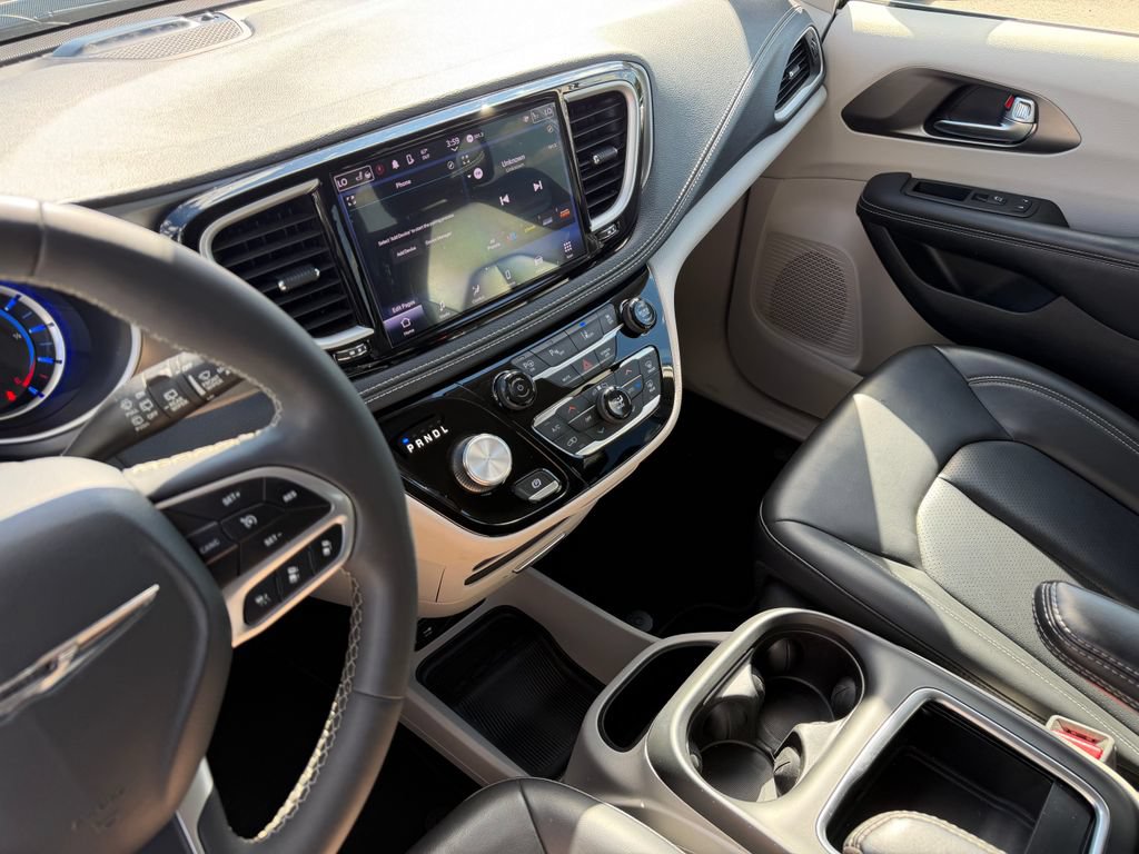 Used 2023 Chrysler Pacifica Touring-L FWD image 14