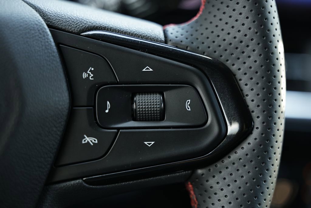 Used 2025 Chevrolet Trax RS w/ Sunroof Package FWD image 32