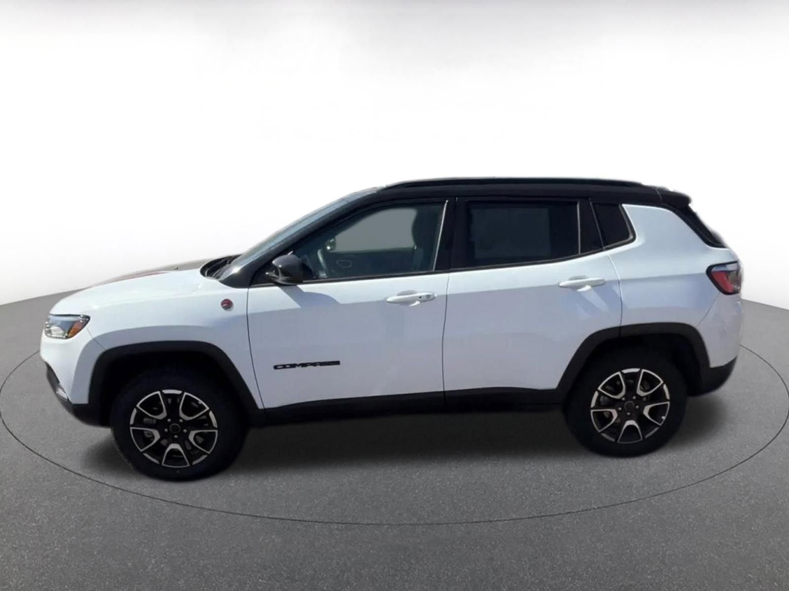 Used 2025 Jeep Compass Trailhawk AWD/4WD image 9