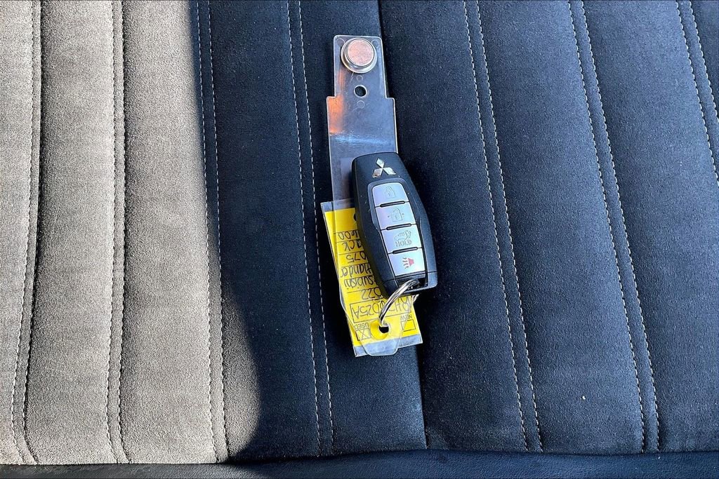 Used 2022 Mitsubishi Outlander SE image 12