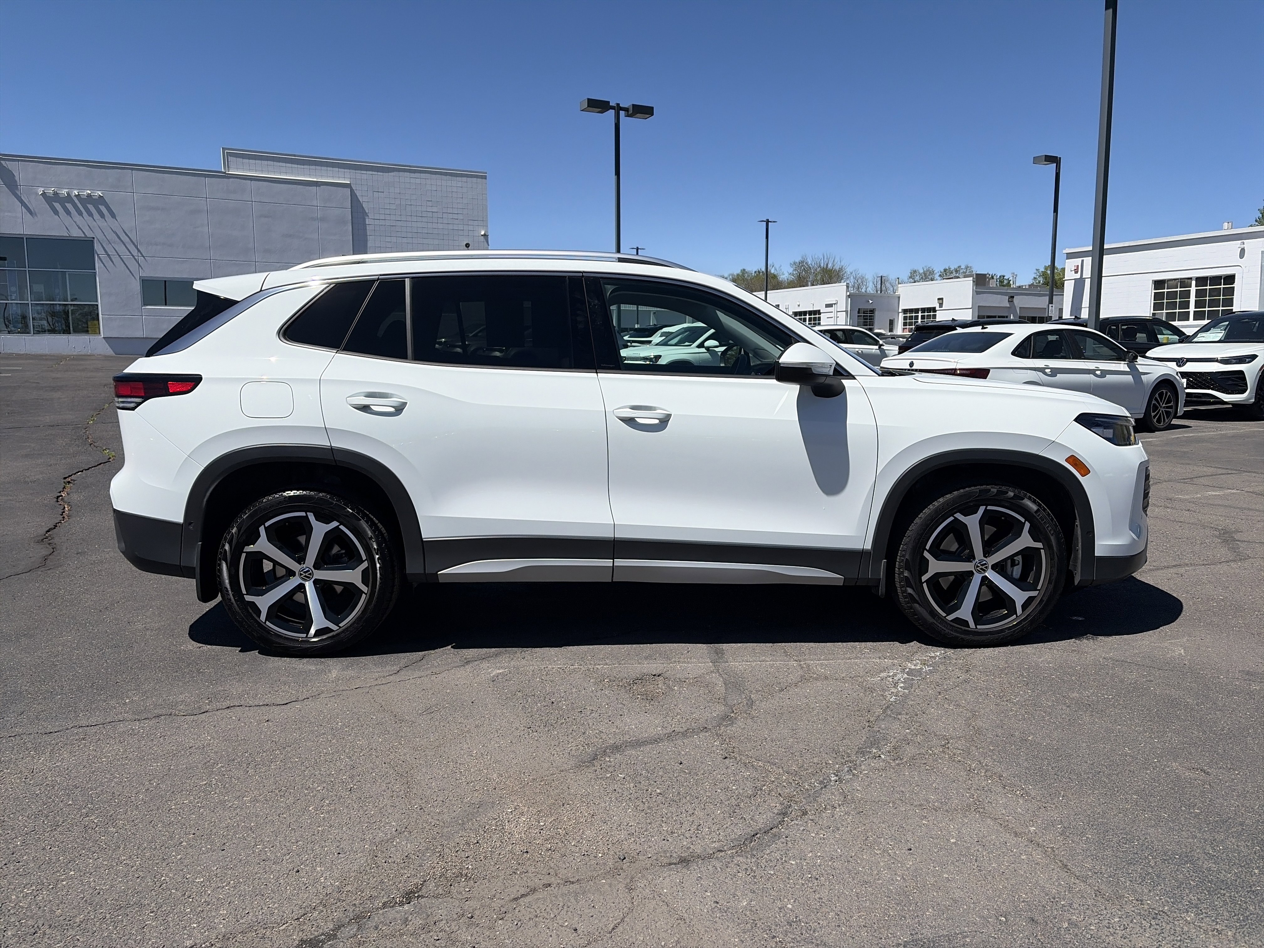 Certified 2025 Volkswagen Tiguan SE AWD/4WD image 5