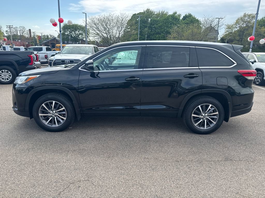 Used 2017 Toyota Highlander XLE AWD/4WD image 4
