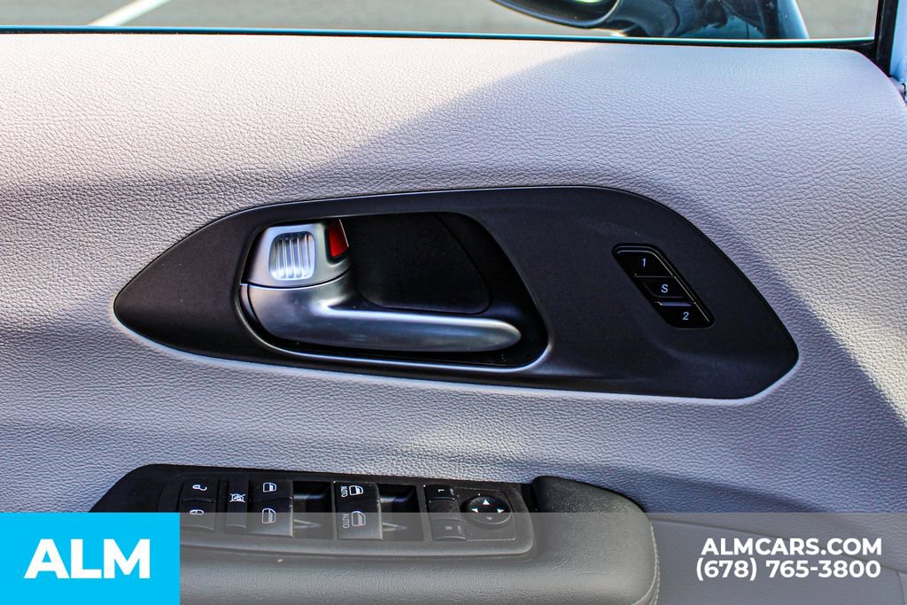 Used 2024 Chrysler Pacifica Touring-L image 41
