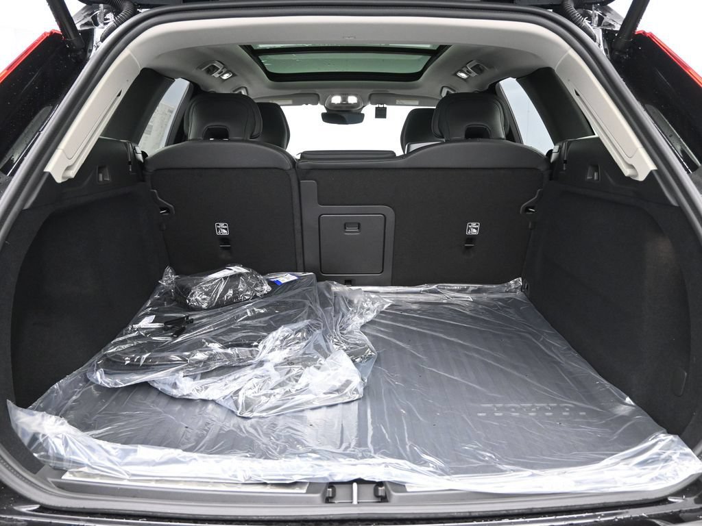 Used 2025 Volvo XC60 B5 Plus w/ Protection Package Premier AWD/4WD image 35