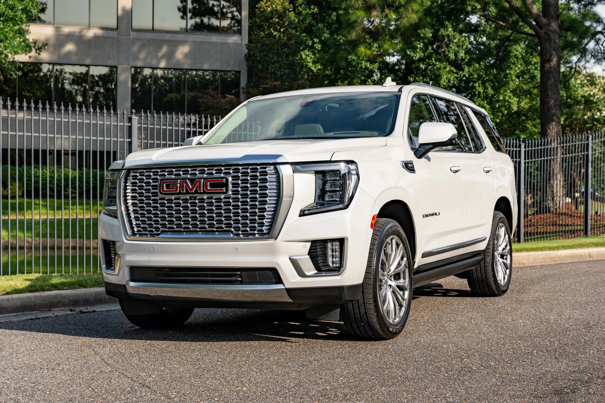 Used 2022 GMC Yukon Denali AWD/4WD image 2