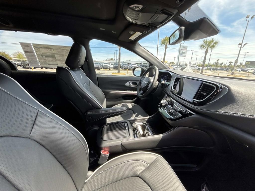 New 2026 Chrysler Pacifica Limited FWD image 15