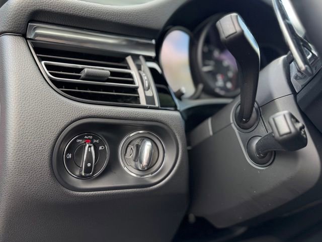 Certified 2025 Porsche Macan image 16