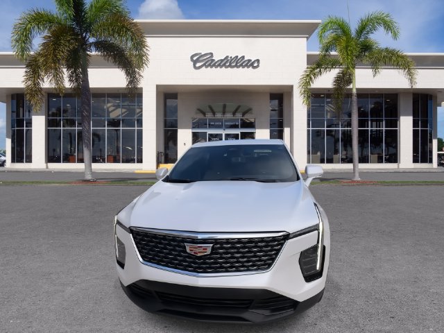 Certified 2024 Cadillac XT4 Luxury w/ Cold Weather Package FWD image 4