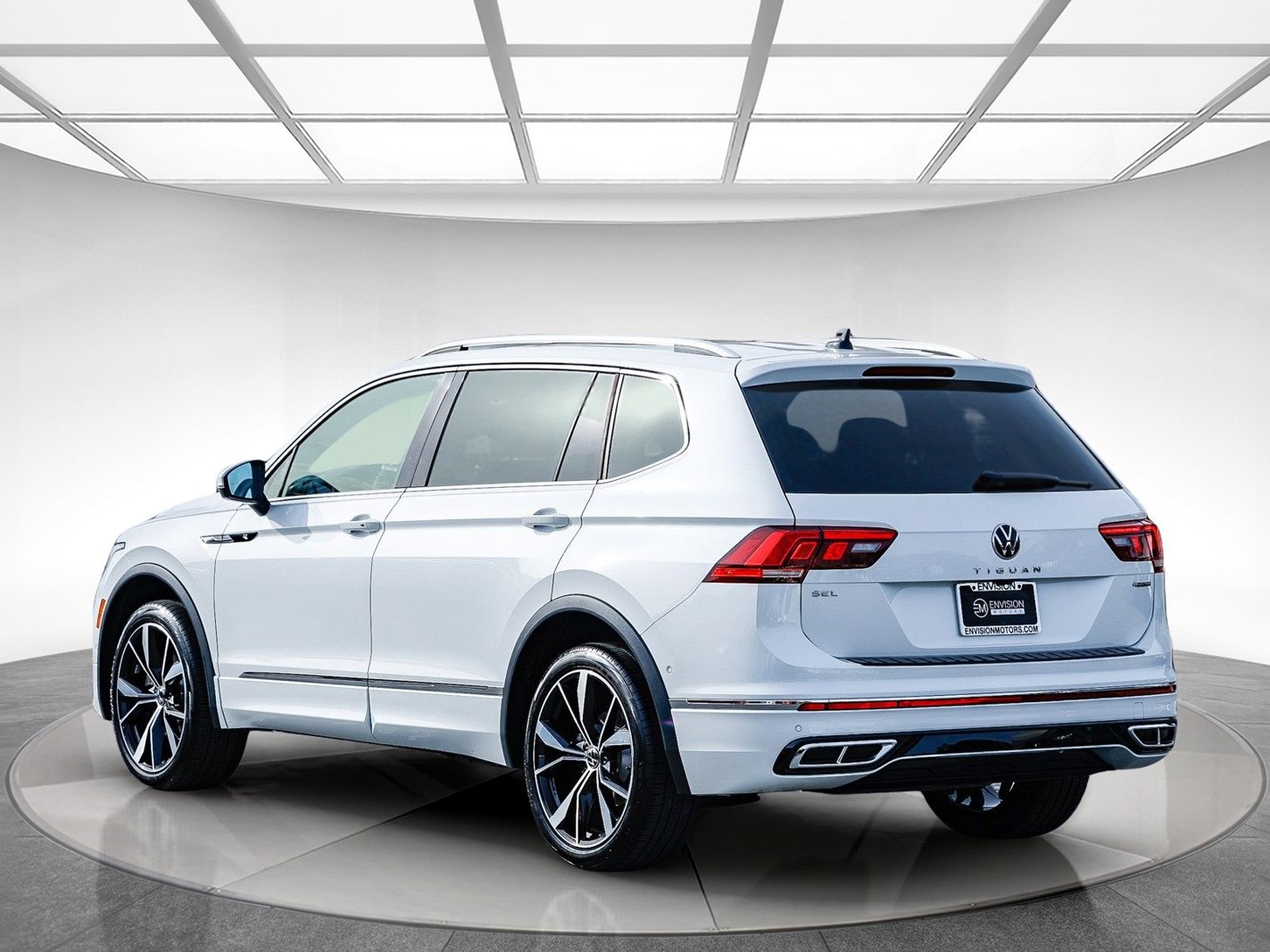 Used 2024 Volkswagen Tiguan SEL R-Line image 2
