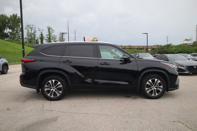 Used 2021 Toyota Highlander XLE AWD/4WD image 4