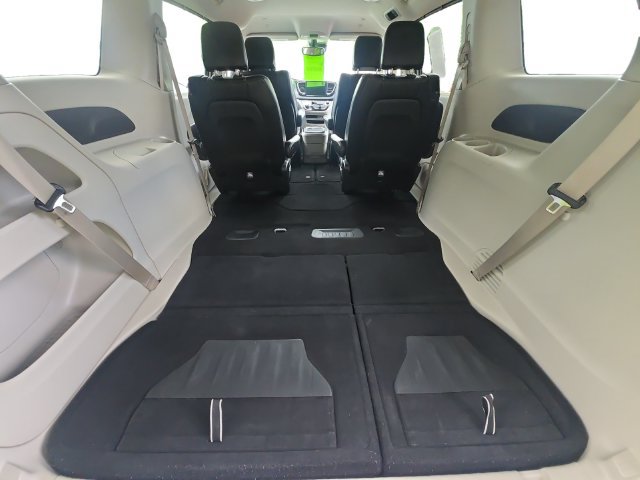 Used 2024 Chrysler Pacifica Touring-L FWD image 13