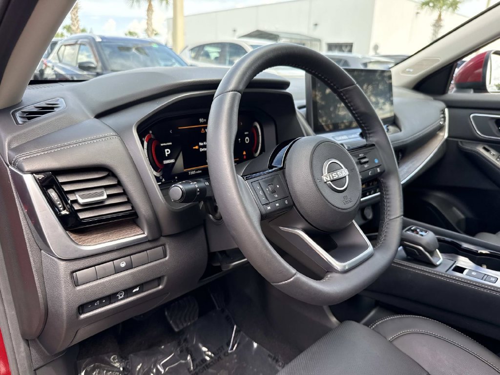 Used 2024 Nissan Rogue Platinum FWD image 24