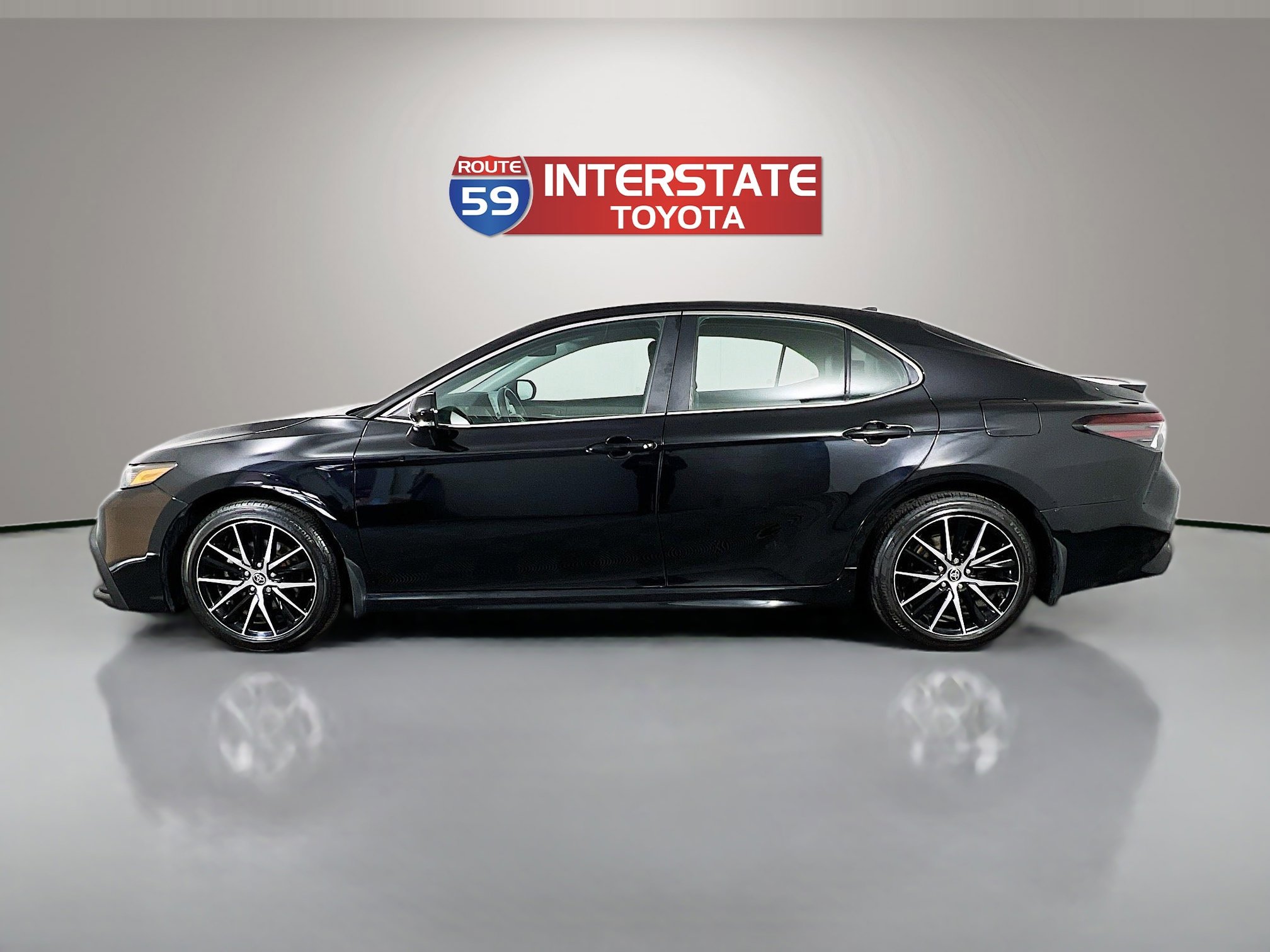 Used 2024 Toyota Camry SE image 4