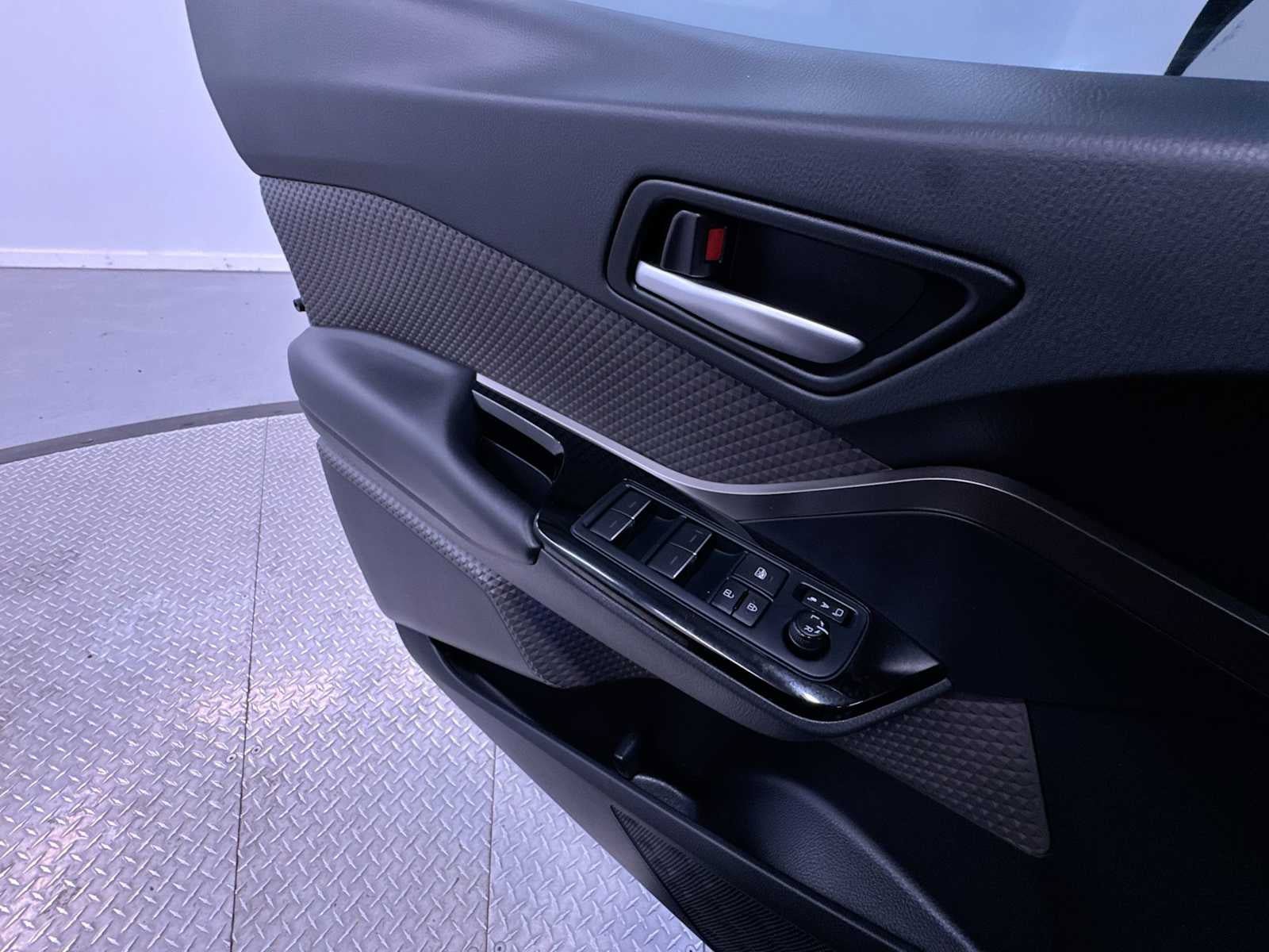 Used 2021 Toyota C-HR Limited FWD image 31