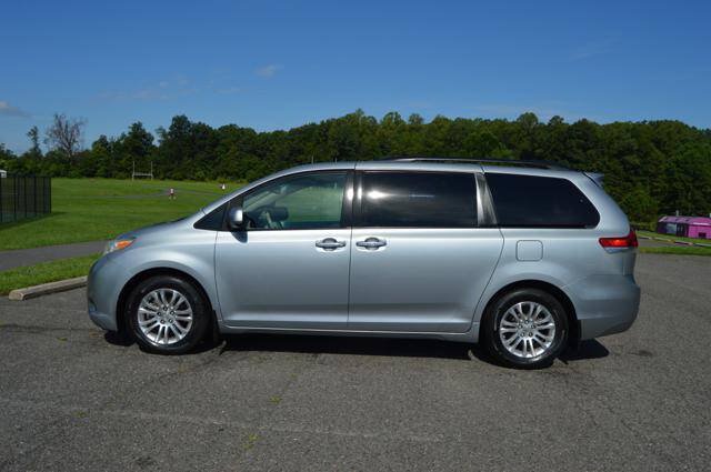 Used 2011 Toyota Sienna XLE w/ XLE Navigation Pkg FWD image 6