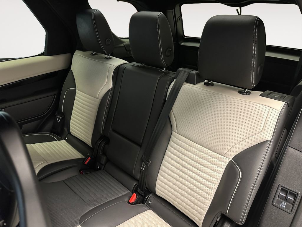 Used 2023 Land Rover Discovery Metropolitan Edition image 13